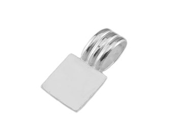 Puede incluir: Pendiente cuadrado de plata con un anillo decorativo de plata con nervaduras en la parte superior.
