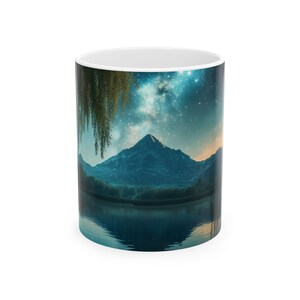 Cosmic Peaks Tasse: Atemberaubende Ferne Gipfel Unter einem Sternenhimmel - Perfektes Geschenk für Natur Liebhaber