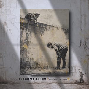 Op de afbeelding: Een rechthoekige wandkunstprint met een monochrome street art-scène van een kat op een richel die met een gele laserpointer op een persoon beneden richt. De tekst "URBANIZED THEORY" en "ART THAT DOESN'T ASK PERMISSION" staat onderaan.