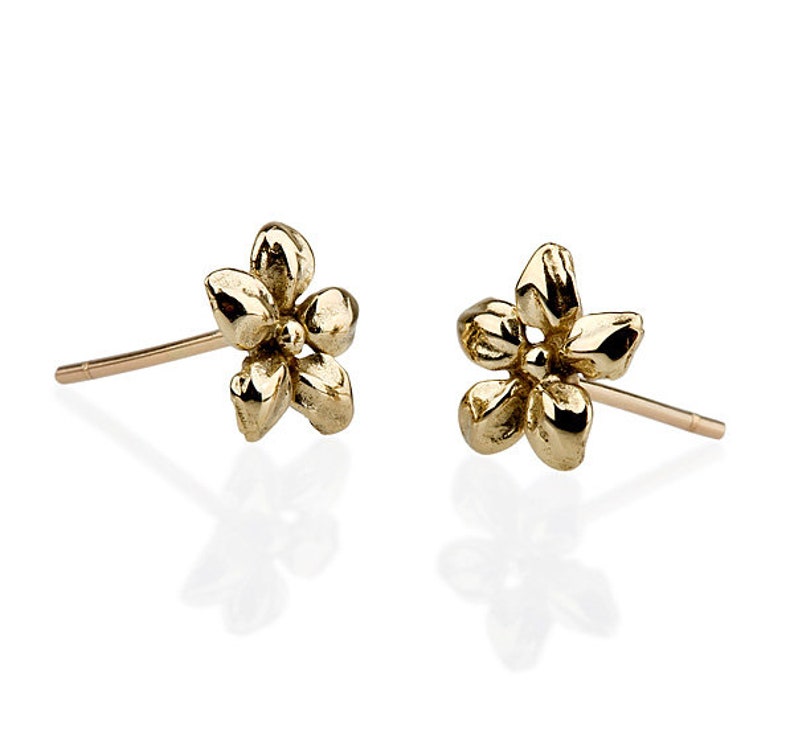 Flower Gold Post Earring, flower studs, gold studs, great little gift, tiny beautiful post earrings, flowers post earrings, gold jewelry, 14 Karat Yellow Gold