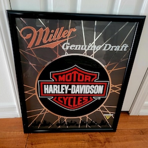 Enseigne rétroviseur Harley Davidson Miller pour bière pression authentique de 1991 (24 x 20 po.) en très bon état.  Parfait pour votre bar ou votre man cave.