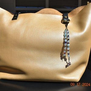 Dije de bolso brillante hecho a mano, único, de cristal, piedra natural, aguamarina, color negro, herrajes, cordón de cuero gris genuino, cuentas de rueda de colores.