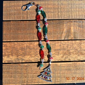 Dije de árbol de Navidad hecho a mano con brillantes de imitación, herrajes plateados, cordón de cuero genuino, cristales rojos y verdes y perlas, cuentas de rueda AB