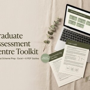 Może przedstawiać: Laptop wyświetlający pulpit nawigacyjny postępów, obok wydrukowanych dokumentów zatytułowanych User Guide i Assessment Day Checklist. Widoczny jest tekst Graduate Assessment Centre Toolkit UK Grad Scheme Prep Excel + 6 PDF Guides oraz plakietka Instant Download.