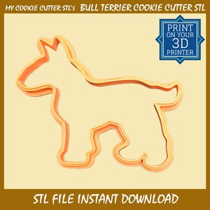 Può includere: Un file STL stampabile in 3D per uno stampino per biscotti a forma di Bull Terrier. L'immagine mostra il contorno dello stampino per biscotti in arancione su uno sfondo giallo chiaro. Il testo "STAMPA SULLA TUA STAMPANTE 3D" è in una casella blu con bordo bianco.