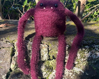 Muñeca Rumply hecha a mano, peluche de suéter reciclado con dientes de resina