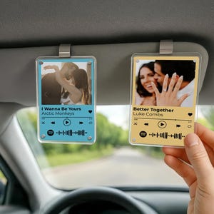Puede incluir: Dos accesorios transparentes para coche de acrílico con detalles de canciones. Uno es azul claro con "I Wanna Be Yours" de Arctic Monkeys. El otro es amarillo con "Better Together" de Luke Combs. Ambos tienen una foto, detalles de la canción y una forma de onda estilo Spotify.