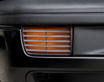 Puede incluir: Un parachoques de automóvil negro con una luz de giro ámbar con listones horizontales. El texto GOLF / VENTO / JETTA es visible en la parte superior, y el logotipo RL | PROJECT PARTS se encuentra en la esquina inferior derecha.