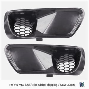 Op de afbeelding: Een paar zwarte kunststof zij-ventilatieroosters met een honingraatontwerp. Past op VW MK3 (US).