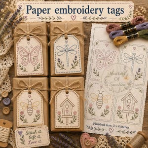 Peut inclure: Quatre étiquettes cadeaux rectangulaires en papier avec des motifs brodés de papillon, libellule, abeille et nichoir, attachées à des paquets emballés dans du papier kraft. Une feuille présente les motifs avec le texte Finished size: 3 x 4 inches.