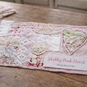 Kit de puntada lenta rosa: Tela vintage, aplique de corazón con cuentas