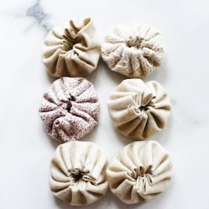 Handgemachte Beige Stoff Yoyos: Suffolk Blumen Verzierungen, 6er Set