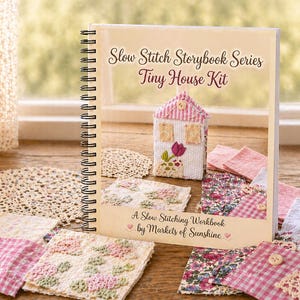 Può includere: Un kit di cucito con un libro a spirale intitolato "Slow Stitch Storybook Series Tiny House Kit". Include una casa cucita in miniatura, campioni di tessuto e un quaderno di Markets of Sunshine, con tessuti rosa e floreali.