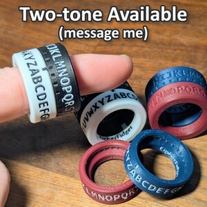 Pode incluir: Uma placa de madeira r&uacute;stica com o texto "Welcome to our home" em estilo manuscrito. A placa retangular, com acabamento envelhecido, mede cerca de 30 cm de comprimento e &eacute; adequada para uso interno ou externo.