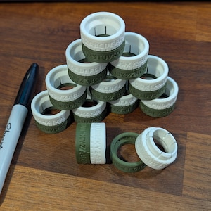 Pode incluir: Uma placa de madeira r&uacute;stica com a frase "Welcome to our home" em letras brancas. A placa apresenta um acabamento desgastado e um design simples e convidativo, perfeito para uma varanda ou entrada.