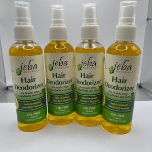 Może przedstawiać: Cztery bursztynowe butelki ze szklanymi rozpylaczami, oznaczone "jeba naturals hair deodorizer" do warkoczy, peruk, dredów i innych. Każda butelka zawiera 120 ml bezolejowej, przeciwłupieżowej i przeciwświądowej formuły.