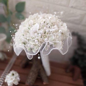 Eleganter Perlen-Brautstrauß, handgemachte weiße künstliche Hochzeitsblumen, Kristall-Perlen-Blumenarrangement