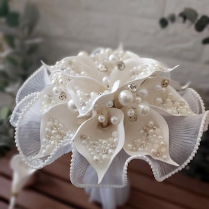 Handgefertigter Elfenbein-Hochzeitsstrauß - Perlen- und Kristall-Brautblumen, elegantes künstliches Arrangement, Brautstrauß, Hochzeit-Accessoires