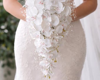 Kaskadowy bukiet storczyków, kwiaty ślubne Real Touch, perłowy dodatek Hammadde