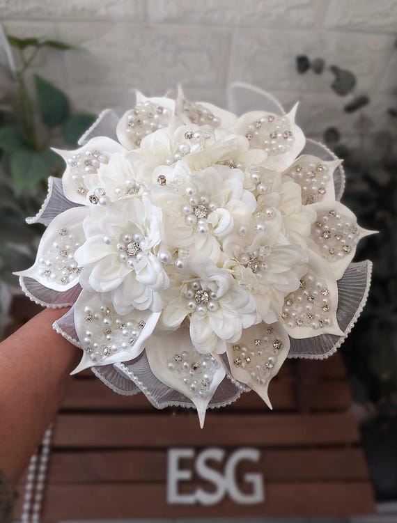 Elegant Pearl Bridal Bouquet – Luxury Handmade Wedding  display picture 1