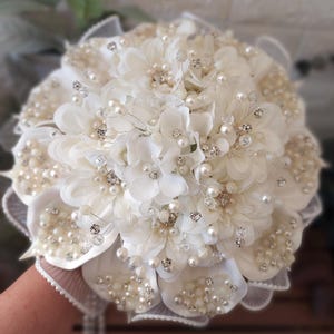 Beaded Bridal Bouquet with Tulle, Ivory Wedding Flower Arrangement, Handmade Bride’s Bouquet, Elegant Bridal Accessories