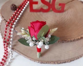 Boutonnière de rosa roja con perlas y cristales (prendedor de solapa para el novio)