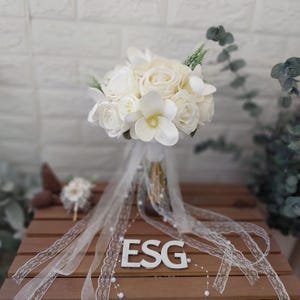 Bouquet de mariée magnolia ivoire et grande pivoine avec accents de lavande verte | Fleurs de mariée bohème rustique