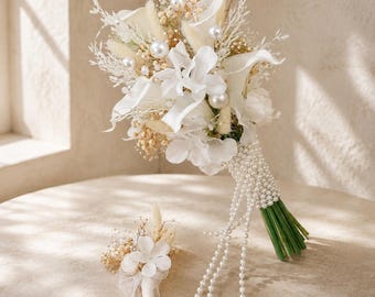 Realistic looking calla lilies, asymmetric bouquet design; summer wedding trends