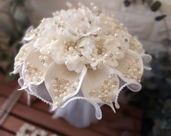 Elegant Ivory Bridal Bouquet with Pearls & Crystals, Handmade Round Wedding Bouquet, Romantic Wedding Accessory