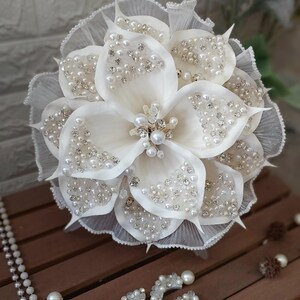 Handgefertigter Elfenbein-Hochzeitsstrauß - Perlen- und Kristall-Brautblumen, elegantes künstliches Arrangement, Brautstrauß, Hochzeit-Accessoires