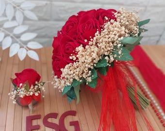 Rose rosse, calle, strass, bouquet da sposa o damigella d'onore - aggiungi lo sposo, il testimone, la boutonnière, la corona di fiori, il corsage, l'arco o i fiori per la panca
