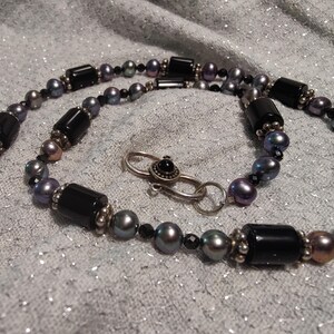 Onyx et perle d'eau douce noire avec perles en argent sterling et fermoir crochet en S
