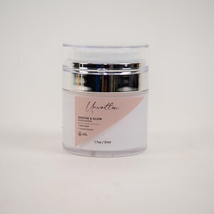Puede incluir: Un tarro de pl&aacute;stico blanco y rosa con tapa plateada. El tarro contiene una crema hidratante etiquetada como "Unwritten Soothe & Glow Moisturizer 1.7 oz / 50 ml".