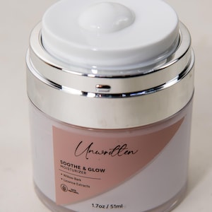 Puede incluir: Un tarro blanco con tapa plateada etiquetado como "Unwritten Soothe & Glow Moisturizer" con los ingredientes "Willow Bark, Licorice Extracts" y el texto "100% Natural" y "1.7oz / 51ml".