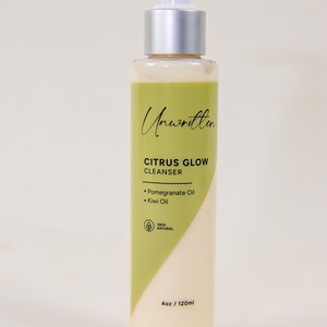 Puede incluir: Una botella de 120 ml de limpiador de brillo c&iacute;trico con un dispensador de bomba. La botella est&aacute; etiquetada como "Unwritten Citrus Glow Cleanser" y enumera los ingredientes como aceite de granada y aceite de kiwi. La etiqueta tambi&eacute;n indica que el producto es 100% natural.