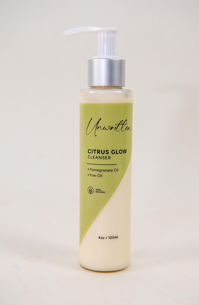 Puede incluir: Una botella de 120 ml de limpiador de brillo c&iacute;trico con un dispensador de bomba. La botella est&aacute; etiquetada como "Unwritten Citrus Glow Cleanser" y enumera los ingredientes como aceite de granada y aceite de kiwi. La etiqueta tambi&eacute;n indica que el producto es 100% natural.