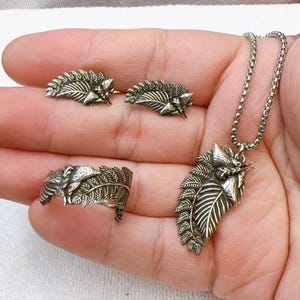 EXCLUSIEF The Last of Us P2-sieradencollectie, Ellie&#39;s Tatoo Silver 950-sieradencollectie – Ellie&#39;s Moth & Fern-ring, oorbellen, ketting