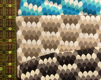 Escamas de dragón en monocromo / Keepsake Calico / Vendido por Half Yard