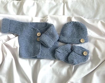 Ensemble cardigan bleu denim pour bébé tricoté à la main : 0-3 et 3-6 mois