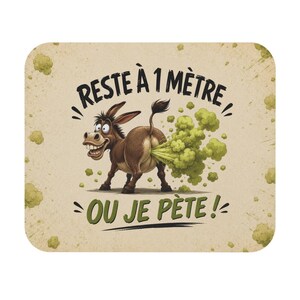 Peut inclure: Un dessous de verre rectangulaire aux coins arrondis illustrant un âne brun. L'âne émet un gros nuage de gaz vert. Le texte indique : RESTE À 1 MÈTRE OU JE PÈTE ! Le fond est de couleur beige clair avec de petites taches vertes dispersées.