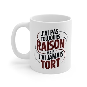 Peut inclure: Mug en céramique blanche avec une anse incurvée. Le mug présente le texte français "J'ai pas toujours raison, mais j'ai jamais tort" en noir et bordeaux.