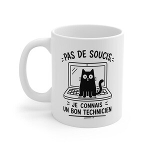 Peut inclure: Un mug en céramique blanc avec un motif noir représentant un chat assis sur un ordinateur portable. Le texte au-dessus du chat indique PAS DE SOUCIS et le texte en dessous indique JE CONNAIS UN BON TECHNICIEN. Le motif est centré sur le mug.
