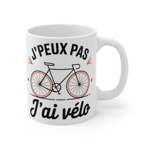 Peut inclure: Mug en céramique blanche avec un graphique de vélo noir et rouge et le texte "J'PEUX PAS J'ai vélo".