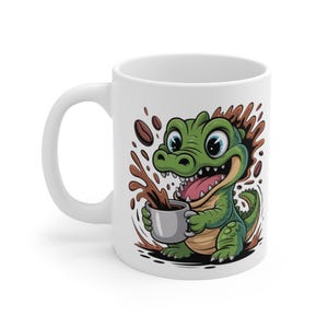 Peut inclure: Mug en céramique blanche avec un dessin de crocodile de dessin animé. Le crocodile vert sourit et tient une tasse de café grise, avec du café qui se répand. Des grains et des éclaboussures de café sont également représentés.