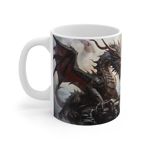 Peut inclure: Mug en céramique blanche avec une illustration détaillée d'un dragon. Le dragon a des écailles noires, des ailes rouges et des yeux rouges, sur fond nuageux et rocheux. La tasse a une anse standard.