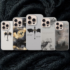 Può includere: Cinque cover per smartphone con illustrazioni a tema drago. I design includono una silhouette di drago nero su crema, un emblema di drago oro e nero su nuvole, un drago con testo, uno schizzo di ala di drago con testo e un castello con un drago.