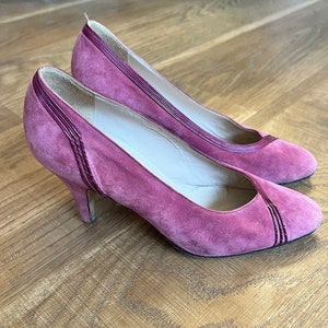 Vintage Gucci heels in a Mauve suede size 6 1/2 or 37 1/2.