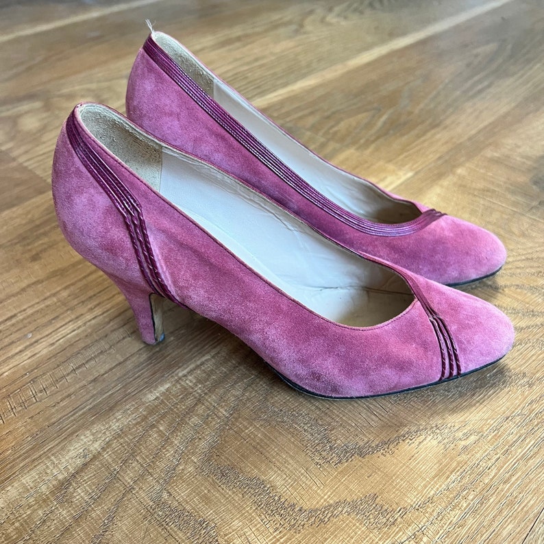 Vintage Gucci heels in a Mauve suede size 6 1/2 or 37 1/2.