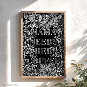 Könnte beinhalten: Schwarz-weiß-Druck mit floralen Mustern und dem Text "Mama Needs Her Coffee".