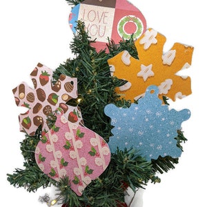 Gemusterte Papierornamente / Geschenkanhänger